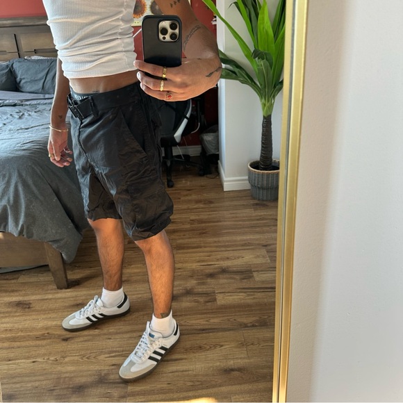 BLACK CARGO SHORTS - SIZE SMALL - Picture 6 of 6